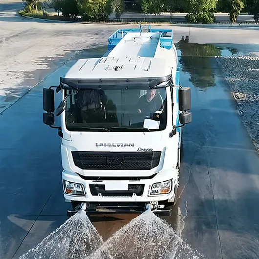 SHACMAN H3000 20-Cubic-Meter Sprinkler Truck